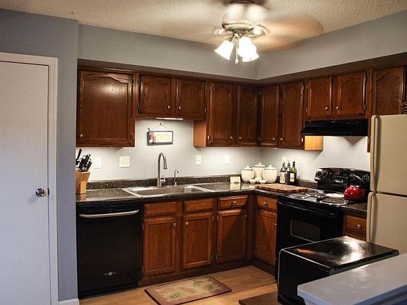 4th image of 180 Ewing Dr APT D