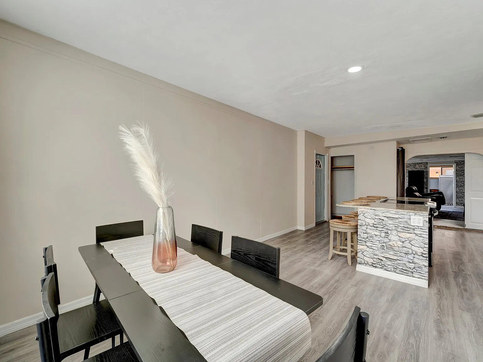 8 bed, 2730 sqft, $740 — Photo 3