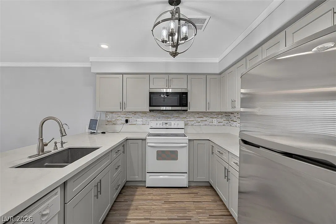 3 bed, 1200 sqft, $1,350 — Photo 2