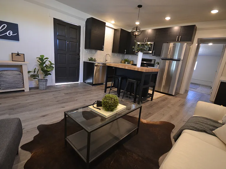 560 SW Paiute St #B — Photo 4