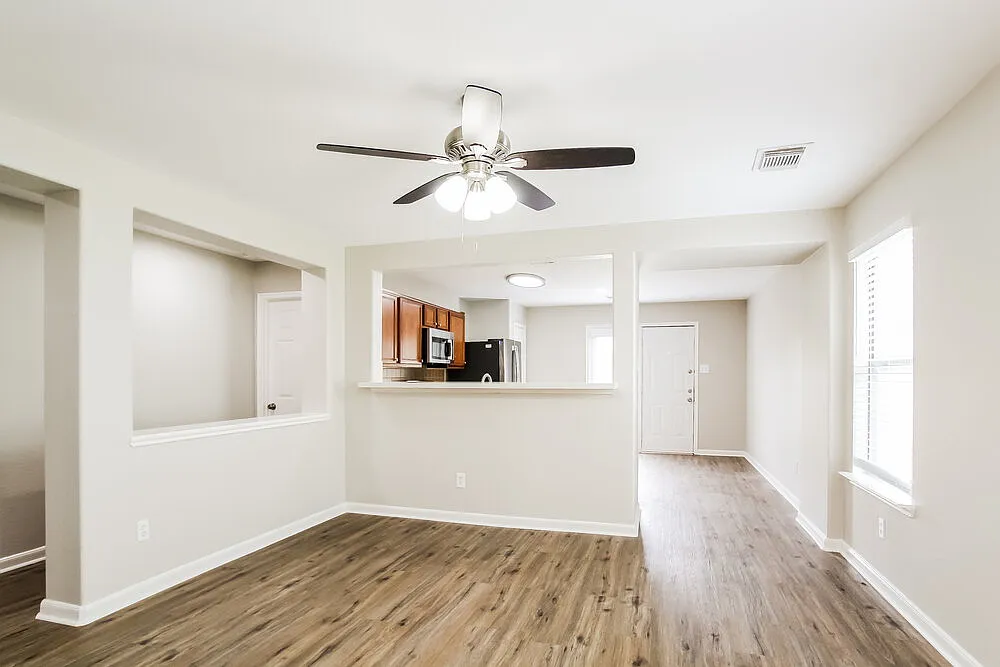 3 bed, 2.0 bath, 1326 sqft, $1,690 — Photo 3
