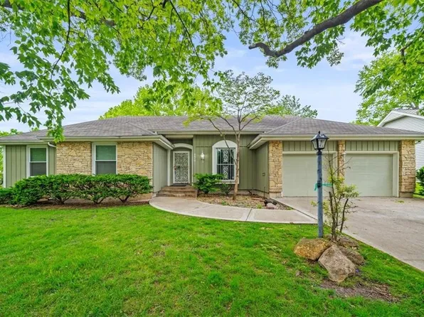 8870 Cedar Dr, Prairie Village, KS 66207