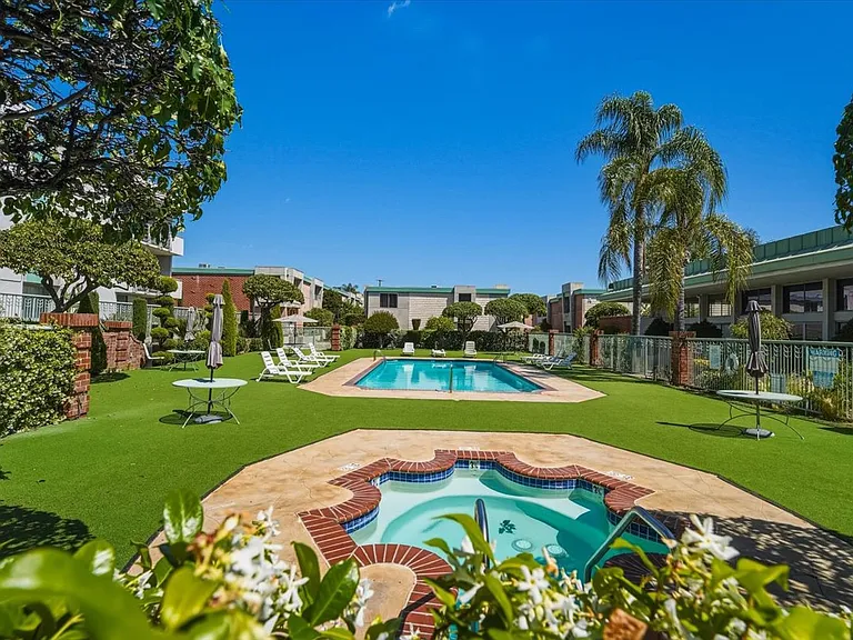 5301 Balboa Blvd #F7 — Photo 32