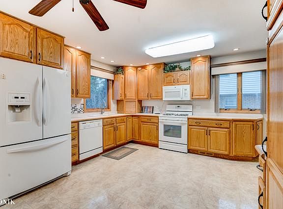 3rd image of 10825 S Oak Park Ave