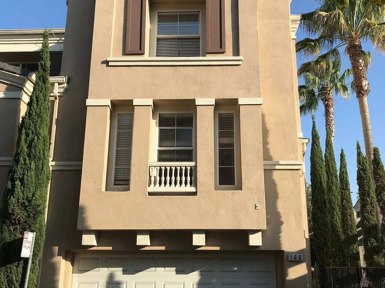3 bed, 3.5 bath, 1404 sqft, $4,100 — Photo 1