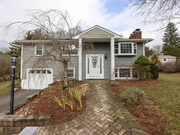 2 Skyline Dr, Franklin, MA 02038