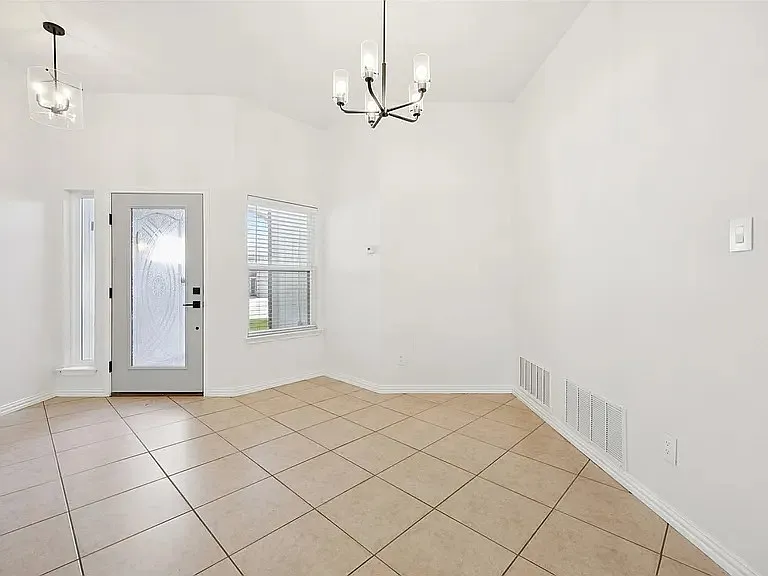 1016 Grand Central Pkwy — Photo 14