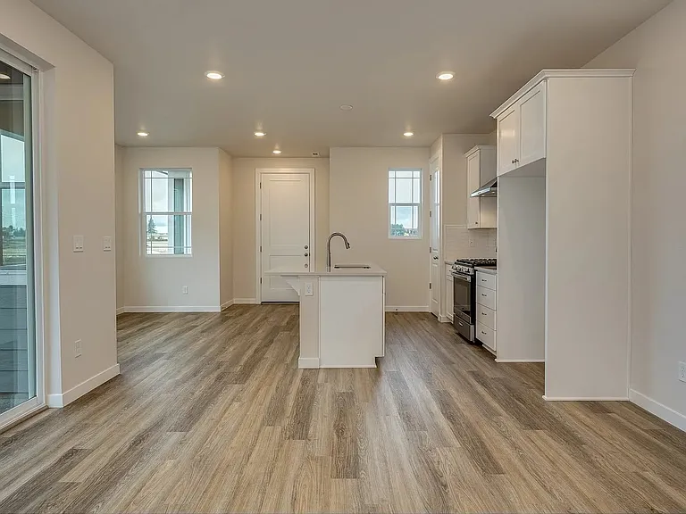 8266 SE Blanton — Photo 7