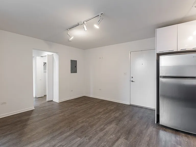 940 W Winona St #405 — Photo 6