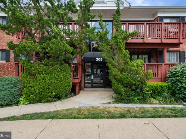 205 Skyhill Rd APT 8, Alexandria, VA 22314