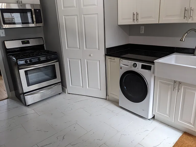 329 L St NE — Photo 6