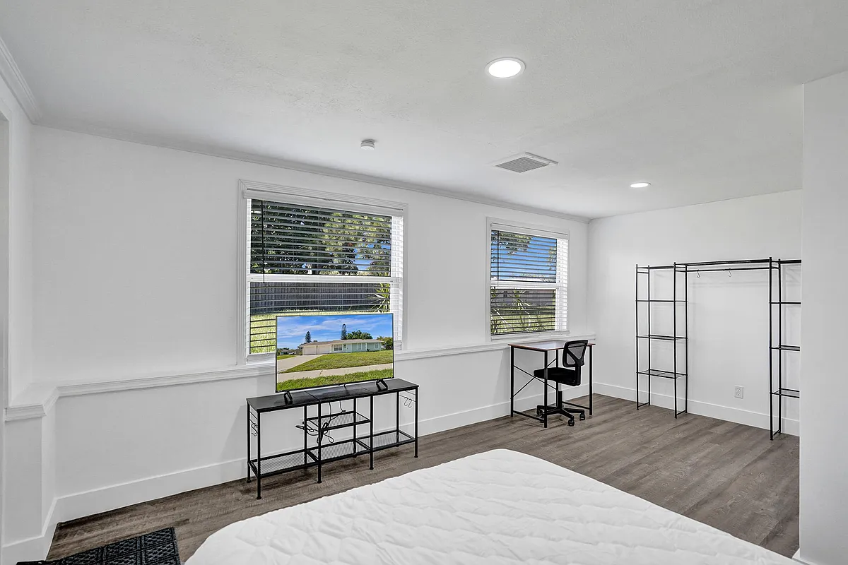 Building Photo - NE Solida Cir