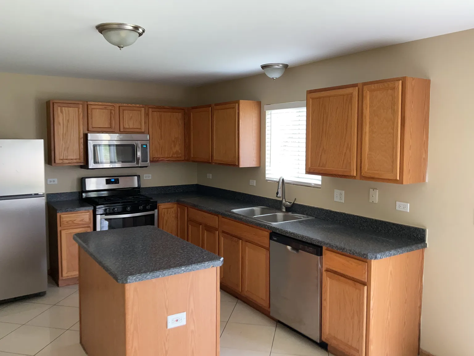 3 bed, 2.0 bath, 2460 sqft, $3,535 — Photo 2