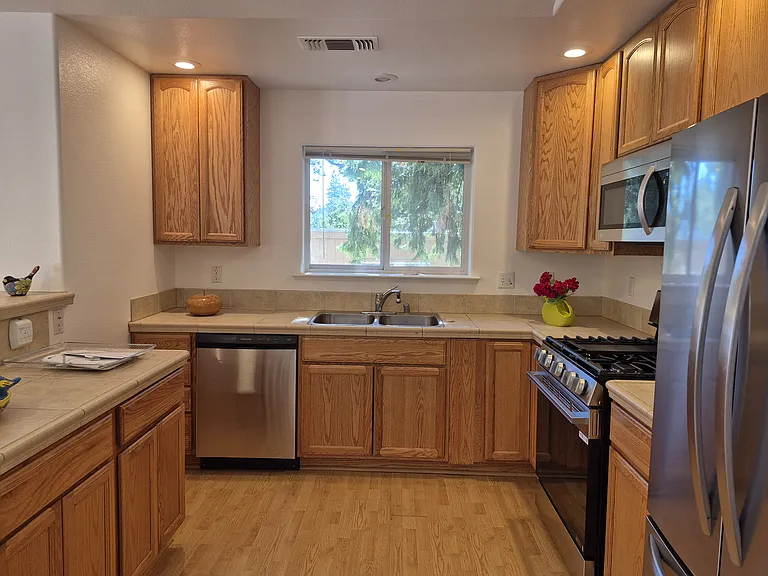 349 E Maryland Dr — Photo 5