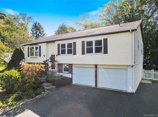 51 4th Ave, Waterford, CT 06385