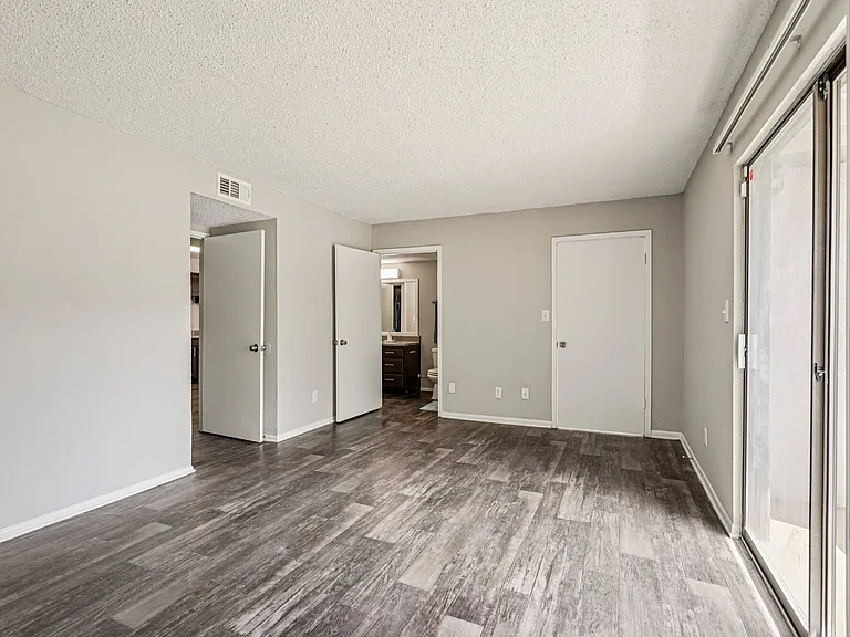 Las Palmas Apartments — Photo 17