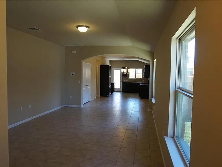 1033 Britt Ln — Photo 2