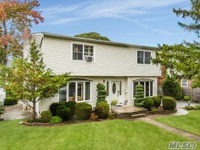 845 Park Ln S, Franklin Square, NY, 11010