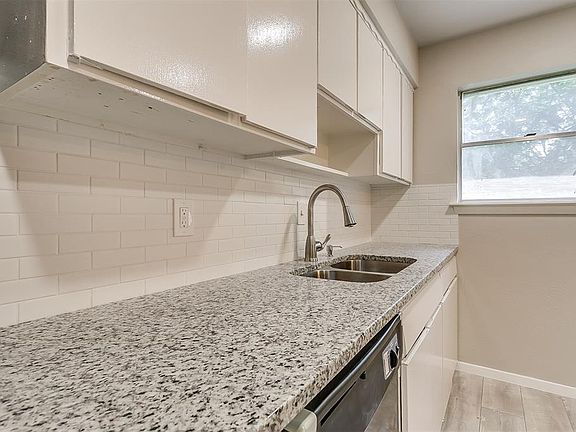 5th image of 233 NW Jayellen Ave