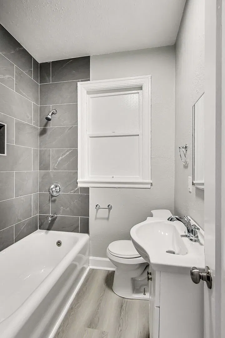 1 Month Free - Newly renovated Studio! Laundry on-site! — Photo 3