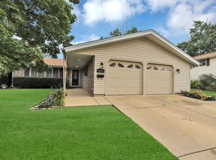 721 Hinkle Ct, Schaumburg, IL 60193