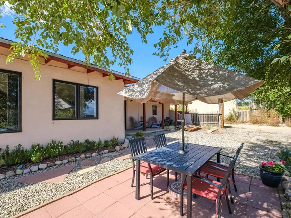 13 Valley Rd, Ranchos De Taos, NM 87557