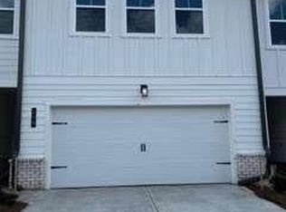 650 Point Place Dr, Loganville, GA 30052
