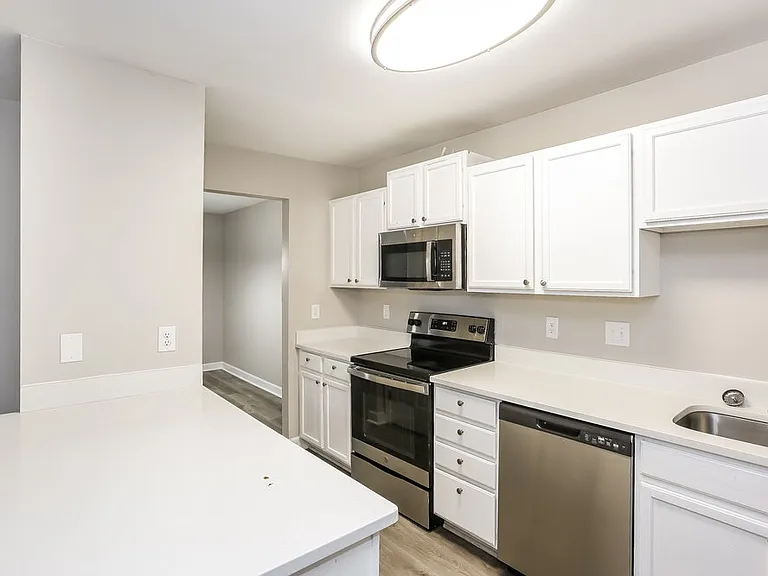 735 Continental Dr — Photo 8