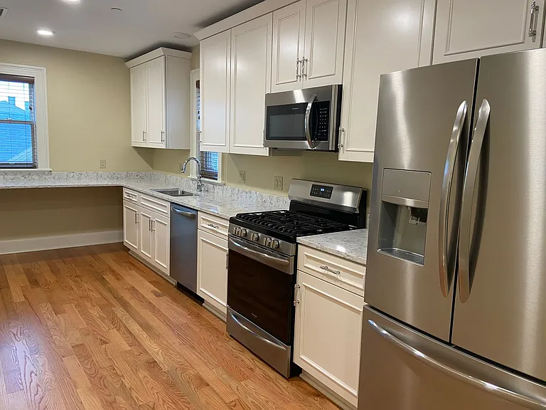318 W 6th St — Photo 14