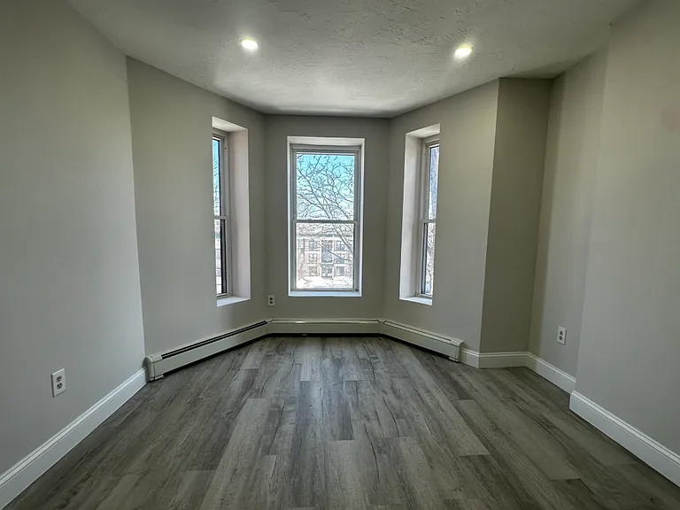 90 Hammond St #4F — Photo 7