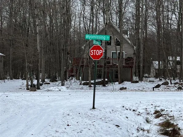 5108 Winamac Dr, Pocono Lake, PA 18347