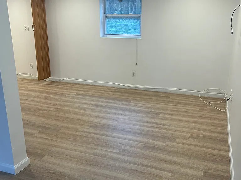 106 Rosemary Ln #WALK-IN BASEMENT — Photo 4