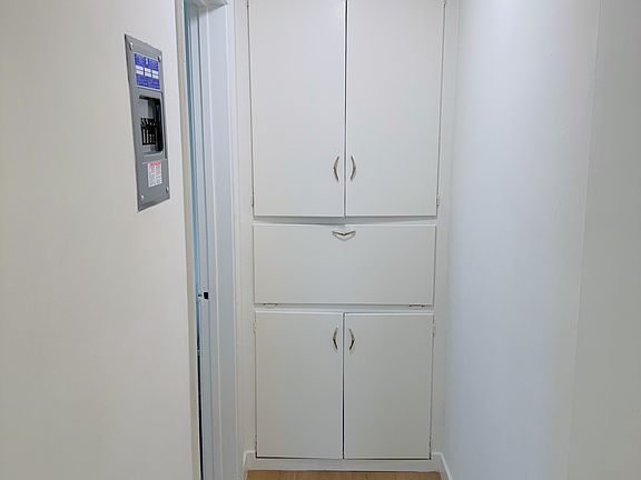 4th image of 2727 Montrose Ave #9