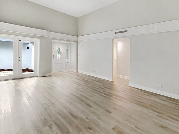 3rd image of 5306 W Palm Cir