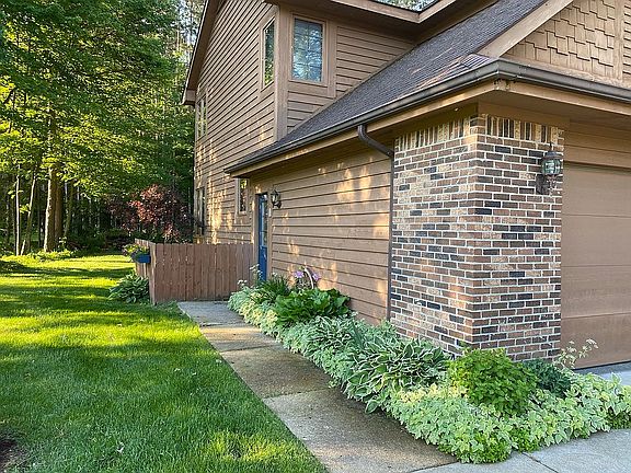 3rd image of 1083 White Oak Dr