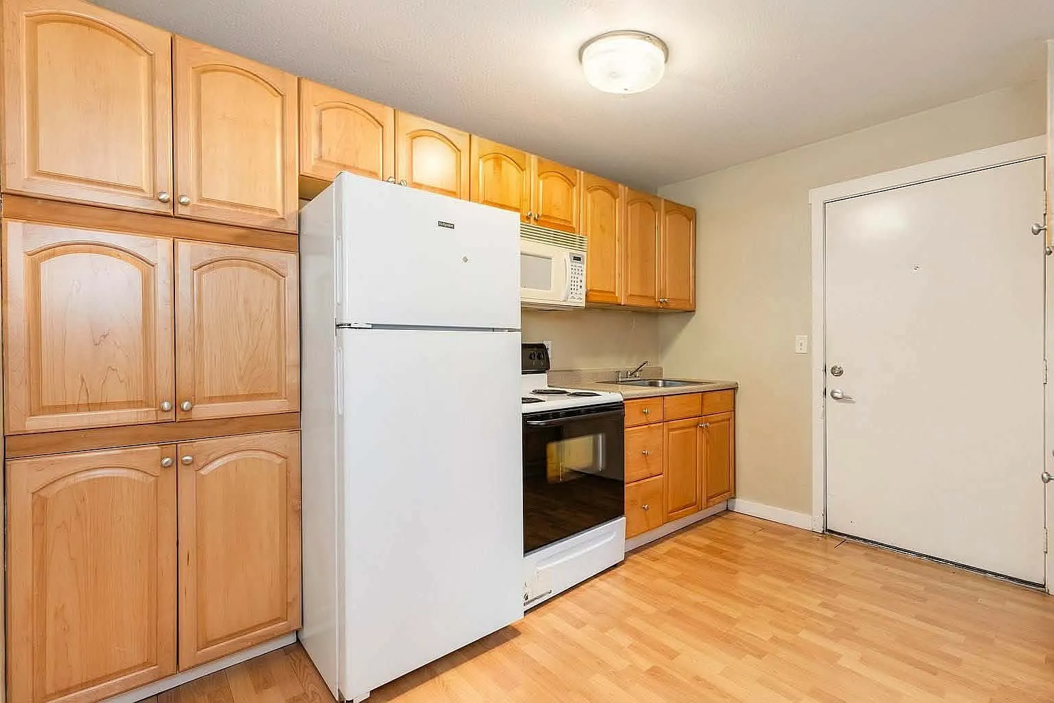 3 bed, 1020 sqft, $3,050 — Photo 2