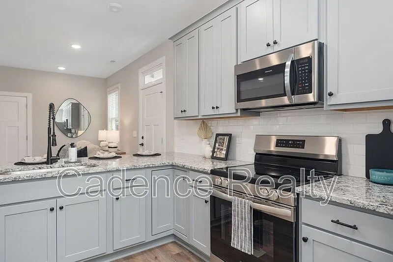 3 bed, 2.5 bath, 1304 sqft, $2,150 — Photo 2
