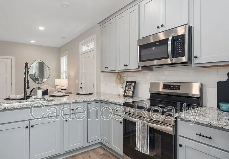 1733 Perimeter Loop — Photo 2
