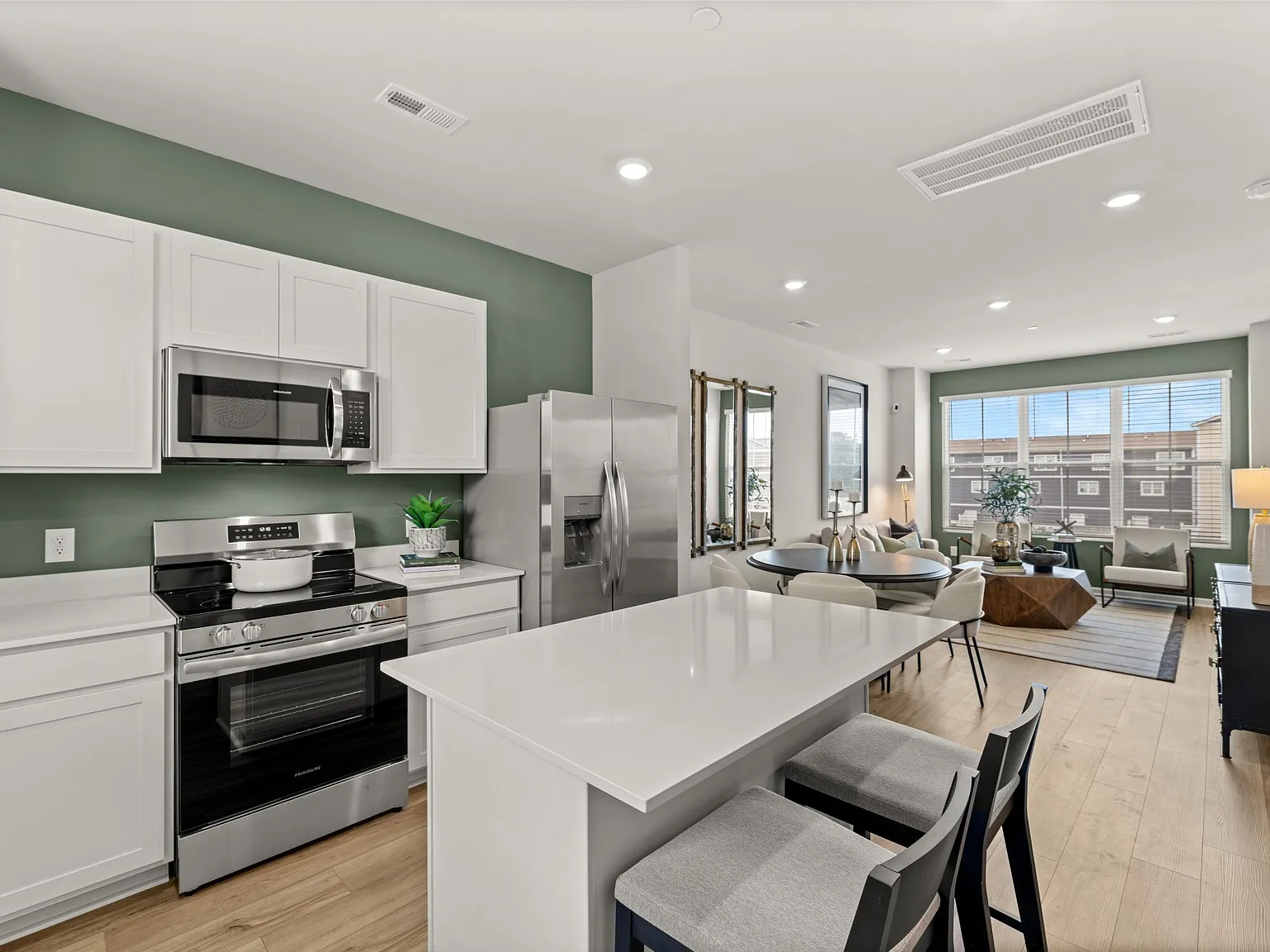 3 bed, 2.5 bath, 1089 sqft, $1,800 — Photo 4