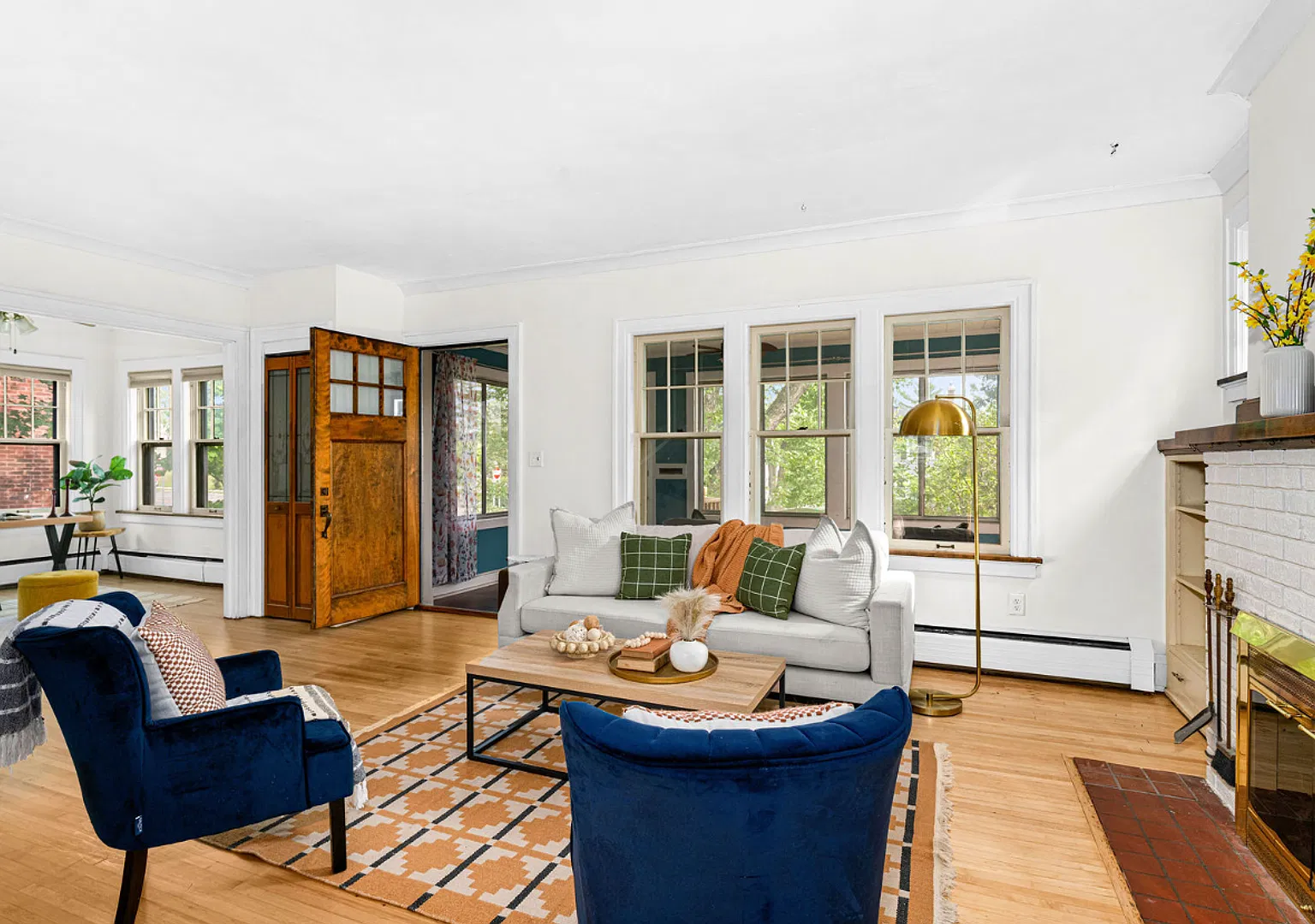 Available December 1st- 4 Bed 2 Bath 3-6 Month Lease — Photo 4