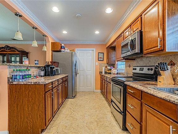 4th image of 8012 W Elm St