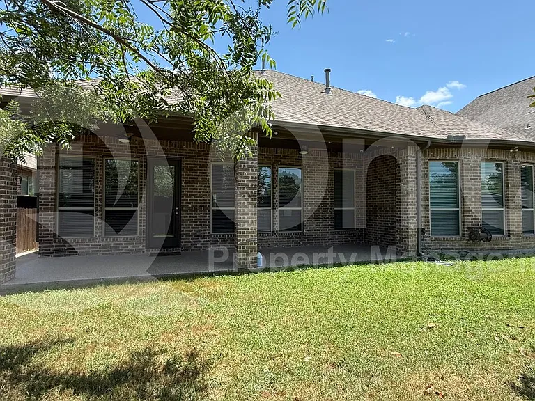901 Colby Dr — Photo 6