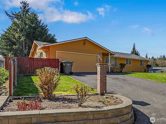 3rd image of 7631 Buckthorn Drive NE