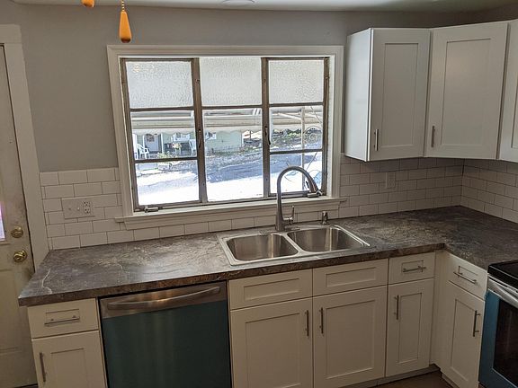 4th image of 901 Carmalt St Unit 1