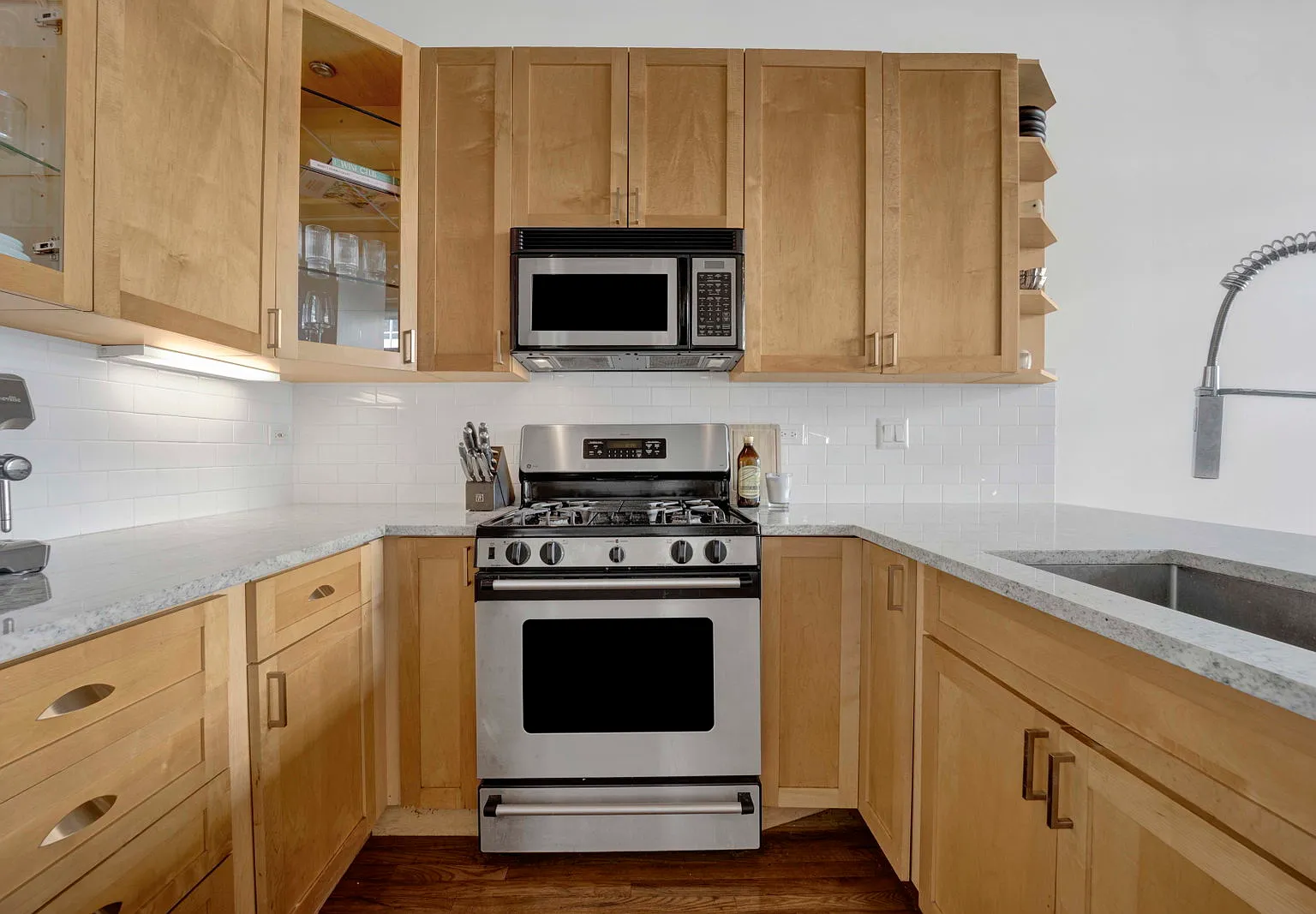 2 bed, 2.0 bath, 1300 sqft, $3,750 — Photo 1