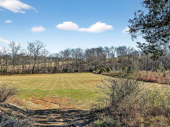 6th image of 3001 Tulip Ln