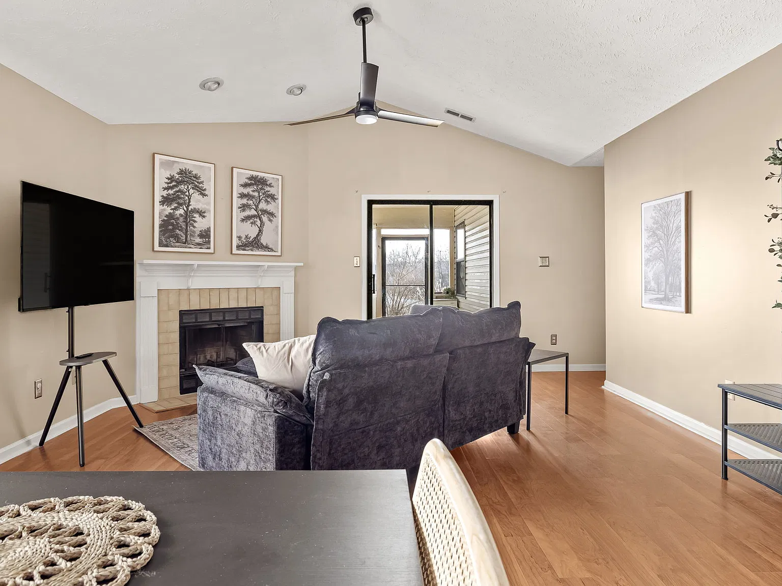 2 bed, 1111 sqft, $2,400 — Photo 2