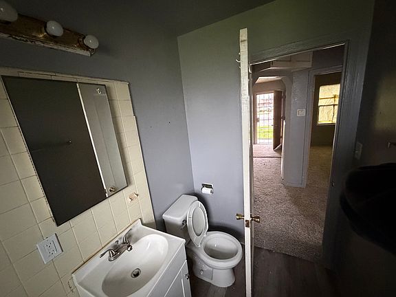 5th image of 1522 W Shields Ave
