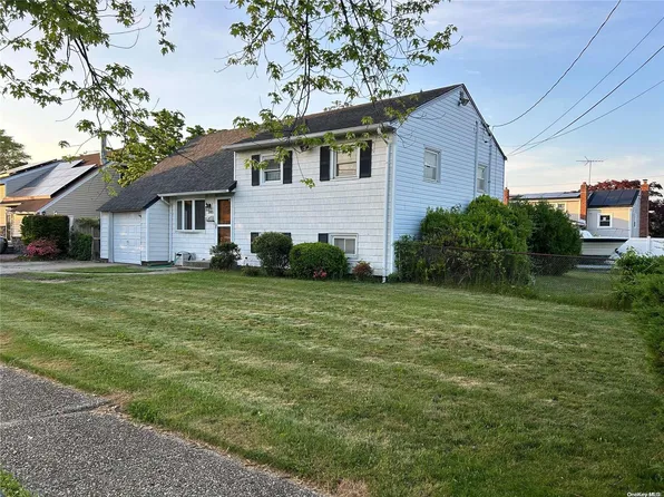 1005 N Monroe Avenue, Lindenhurst, NY 11757