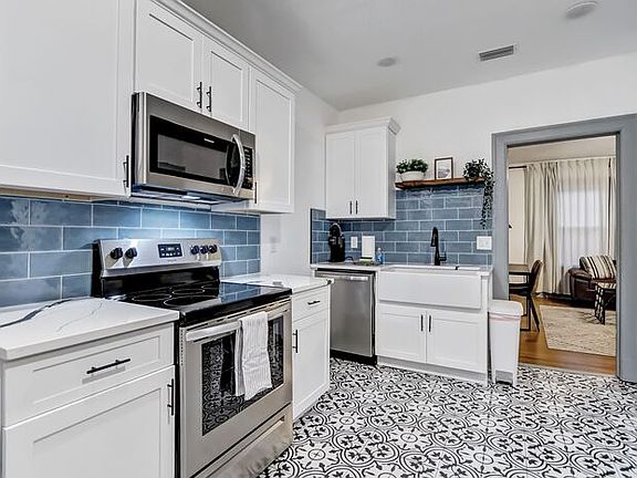 4th image of 136 Phelps St #1